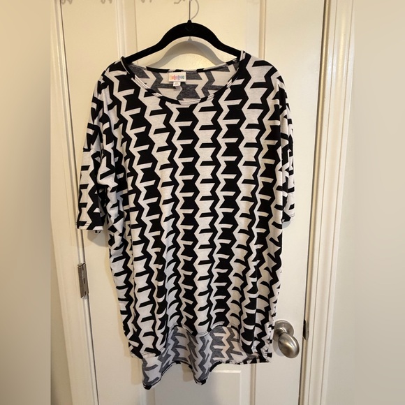 LuLaRoe Tops - LuLaRoe oversized High-low Short Sleeve Shirt (XS)